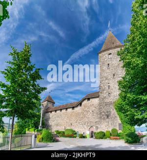 Schloss Rapperswil vom Park aus gesehen. Foto aus dem Jahr 14.06.2022 in Rapperswil-Jona, Kanton St. Gallen, Schweiz. Stockfoto