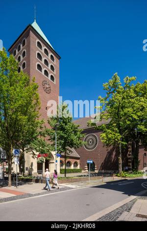 Deutschland, Coesfeld, Berkel, Baumberge, Münsterland, Westfalen, Nordrhein-Westfalen, katholische Kirche St. Jakobi, neoromanische, Backsteingebäude, Menschen Stockfoto