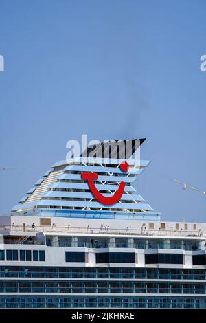 Korfu-Stadt, Korfu, Griechenland - das TUI-Kreuzschiff Marella Explorer liegt im Hafen von Korfu vor Anker. Das 262 Meter lange Schiff hat eine Masse von 9, 900 Tonnen. Stockfoto