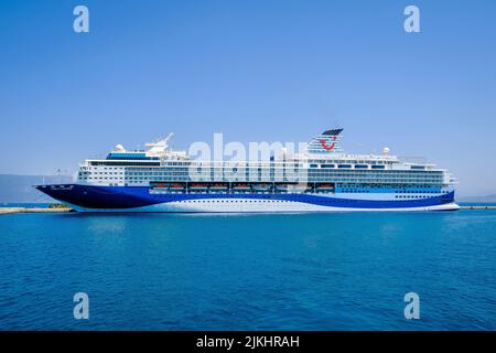 Korfu-Stadt, Korfu, Griechenland - das TUI-Kreuzschiff Marella Explorer liegt im Hafen von Korfu vor Anker. Das 262 Meter lange Schiff hat eine Masse von 9, 900 Tonnen. Stockfoto