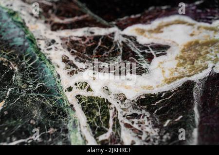 Eine Makrofokussierung der Textur eines farbenfrohen Marmorsteins Stockfoto