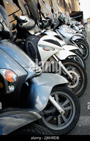 Parken der Roller im italienischen Mailand - Bild Stockfoto