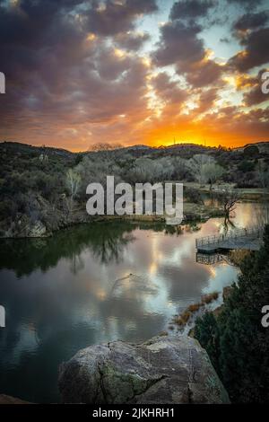 Eine vertikale Aufnahme des Sonnenuntergangs am Fain Lake im Fain Park, Prescott Valley, Arizona Stockfoto