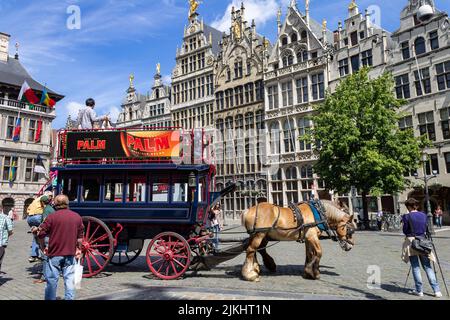 Ein Stadtbild der historischen flämischen Gebäudefassaden in Antwerpen, Belgien Stockfoto