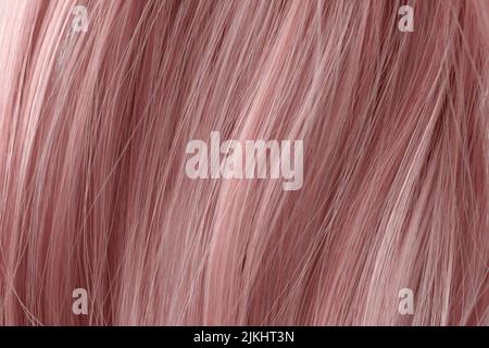 Rosa lockiges Haar Textur Nahaufnahme. Rosafarbener Haarhintergrund. Stockfoto