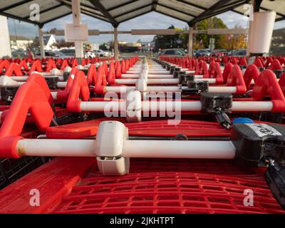 Shopping Carts im Store in einer Reihe auf dem Parkplatz zusammengebaut. Close-up Stockfoto