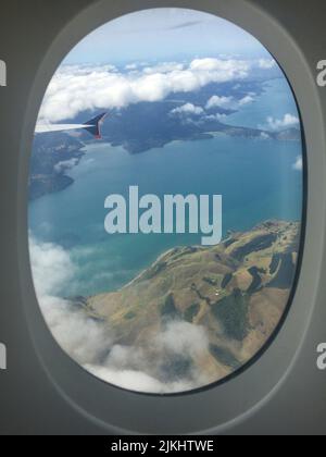 Blick aus einem Flugzeugfenster auf die Landschaft der neuseeländischen Nordinsel Stockfoto