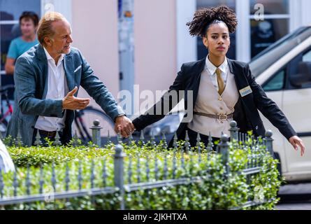 Schwerin, Deutschland. 02. August 2022. Joy Ewulu als Lara Hildebrand und Wolfgang Hildebrandt als ihr Vaterstar bei den Dreharbeiten für die neue ZDF-Serie „Hotel Mondial. Das Grundstück befindet sich im imaginären 4-Sterne-Hotel Mondial, das auf eine lange Tradition zurückblicken kann. Nach Angaben der Produktionsfirma wird die erste Staffel aus zwölf Episoden bestehen und im nächsten Jahr mittwochs ausgestrahlt. Quelle: Jens Büttner/dpa/Alamy Live News Stockfoto