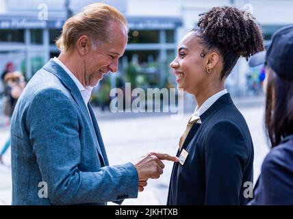 Schwerin, Deutschland. 02. August 2022. Joy Ewulu als Lara Hildebrand und Wolfgang Hildebrandt als ihr Vaterstar bei den Dreharbeiten für die neue ZDF-Serie „Hotel Mondial. Das Grundstück befindet sich im imaginären 4-Sterne-Hotel Mondial, das auf eine lange Tradition zurückblicken kann. Nach Angaben der Produktionsfirma wird die erste Staffel aus zwölf Episoden bestehen und im nächsten Jahr mittwochs ausgestrahlt. Quelle: Jens Büttner/dpa/Alamy Live News Stockfoto