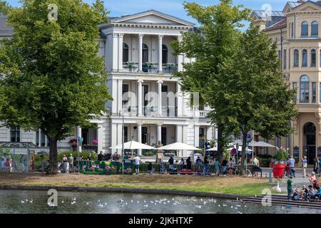 Schwerin, Deutschland. 02. August 2022. Das Friedrichshaus am Pfaffenteich wird für die Außenaufnahmen der neuen ZDF-Serie "Hotel Mondial" genutzt. Das imaginäre 4-Sterne-Hotel 'Mondial', das auf eine lange Tradition zurückblicken kann, bildet den Rahmen für das Grundstück. Nach Angaben der Produktionsfirma wird die erste Staffel aus zwölf Episoden bestehen und im nächsten Jahr mittwochs ausgestrahlt. Quelle: Jens Büttner/dpa/Alamy Live News Stockfoto