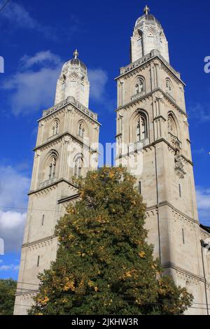 Eine vertikale Aufnahme der Grossmünster-Kirche in Zürich, Schweiz Stockfoto