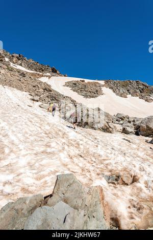 Wandern auf den letzten Metern zur Mueller Hütte, Mount Oliver im Hintergrund, Aoraki National Park, Südinsel Neuseelands Stockfoto