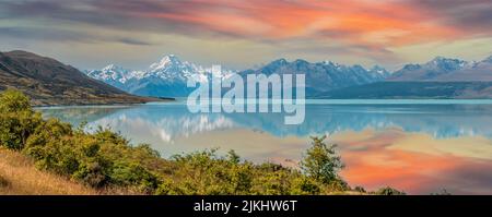 Malerische Spiegelung von Mount Sefton und Mount Cook am Pukaki-See, Südinsel Neuseelands Stockfoto