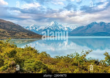 Malerische Spiegelung von Mount Sefton und Mount Cook am Pukaki-See, Südinsel Neuseelands Stockfoto