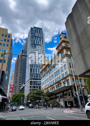 Geschäftsgebäude, Wolkenkratzer unter dunklen Wolken im Stadtzentrum von Sydney Stockfoto