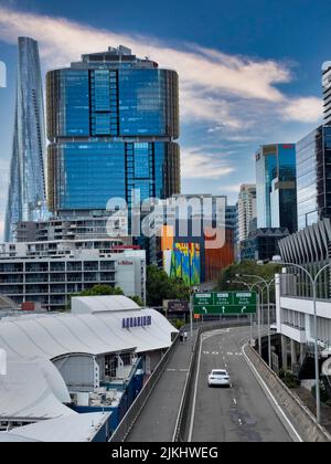 Wolkenkratzer unter blauem Himmel in Sydney CBD, Sydney Highway Bridge und Skyline Stockfoto