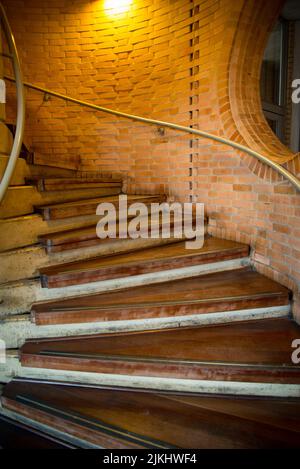 Eine vertikale Aufnahme einer schönen Wendeltreppe Stockfoto