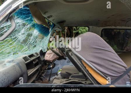 Zerstörtes Auto nach einem Unfall auf der Straße im Te Urewera National Park, Neuseeland Stockfoto