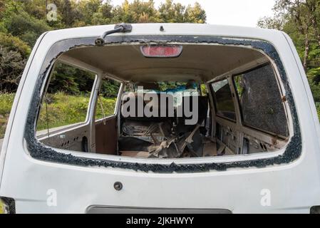 Zerstörtes Auto nach einem Unfall auf der Straße im Te Urewera National Park, Neuseeland Stockfoto