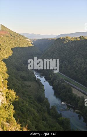 Eine vertikale Aufnahme des Flusses Una zwischen Bosnien und Herzegowina und Kroatien im Wald Stockfoto