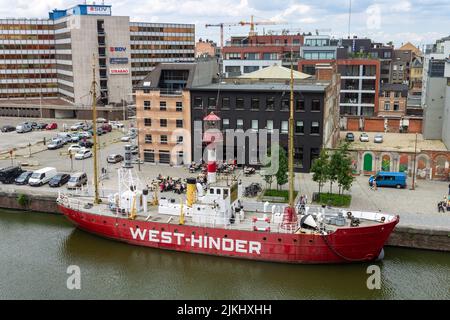 Ein rotes Schiff dockte im Hafen von Antwerpen an der Schelde, Belgien, Europa Stockfoto
