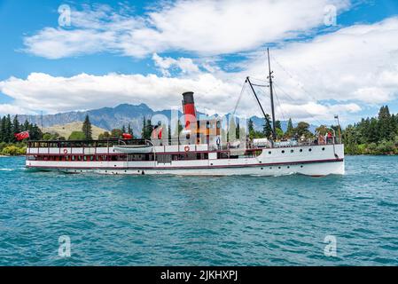 Antikes Dampfschiff auf dem Wakatipu-See in Queenstown, Südinsel Neuseelands Stockfoto