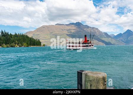 Antikes Dampfschiff auf dem Wakatipu-See in Queenstown, Südinsel Neuseelands Stockfoto