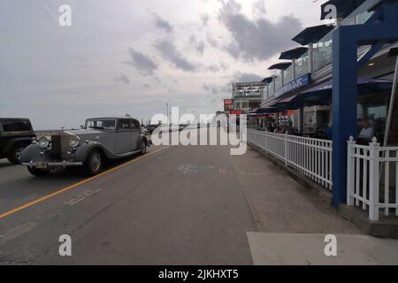 Die Autos auf der Straße neben einem Restaurant in Hampton Beach, New Hampshire Stockfoto