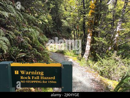 Warnschild über fallenden Felsen am berühmten Routeburn Track, Südinsel Neuseelands Stockfoto