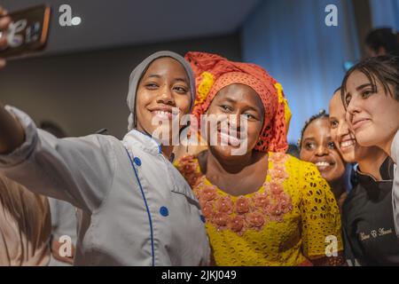Frauen, die während des Internationalen Frauentages in Innenräumen ein Selfie machen Stockfoto
