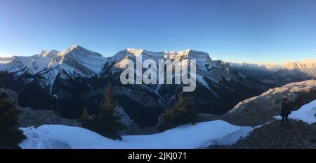 Eine schöne Aufnahme von felsigen Bergen, die teilweise mit Schnee bedeckt sind. Stockfoto