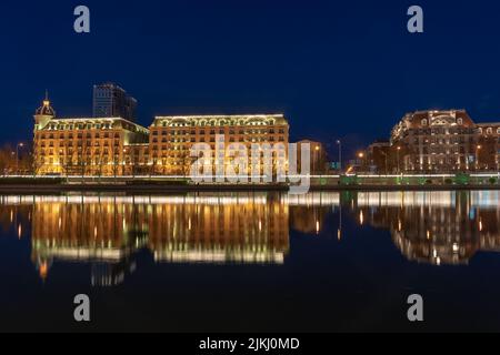Eine beleuchtete moderne Hafenstadt in Tianjin in China bei Nacht Stockfoto