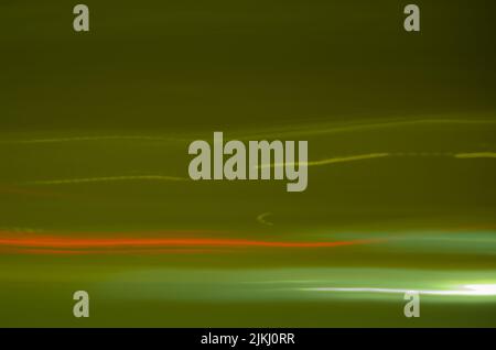 Bewegungsunschärfe durch vorbeifahrende Autos in einer Stadt. Grünton. Stockfoto