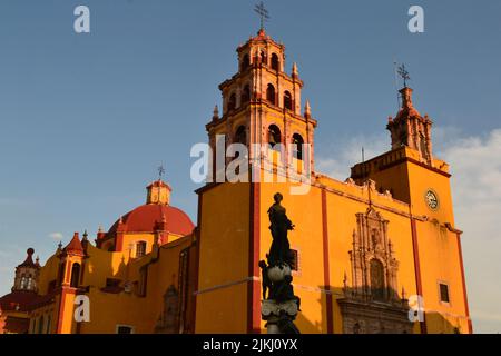 Nahaufnahme der Basilika von Guanajuato bei Sonnenuntergang in Guanajuato, Mexiko Stockfoto