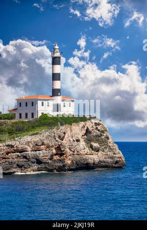 Spanien, Balearen, Mallorca, Bezirk Felanitx, Portocolom. Der Leuchtturm von Punta de Ses Crestes Stockfoto
