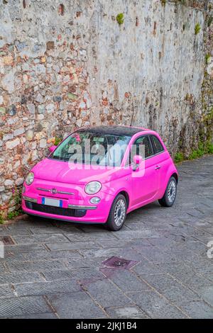 Italien, Toskana, Siena. Ein Auto in rosa Farbe, fiat 500, italienischer Stil Stockfoto