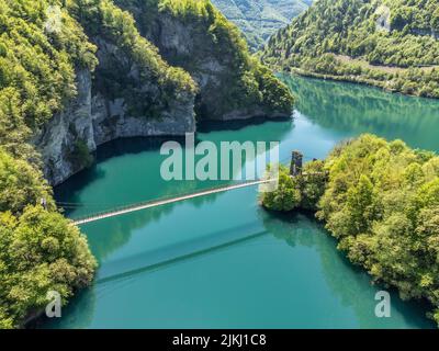 Italien, Venetien, Provinz Belluno, Gemeinde Arsiè, Rocca. Blick auf den Corlo See und die Brücke über das Wasser Stockfoto