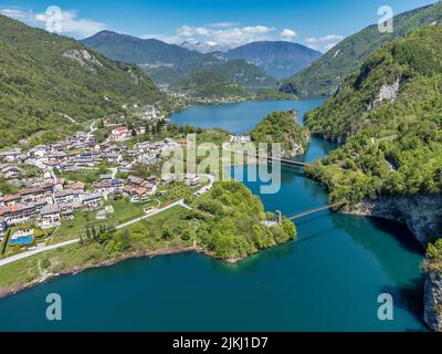 Italien, Venetien, Provinz Belluno, Gemeinde Arsiè, Rocca. Blick auf das Dorf und den Corlo See Stockfoto