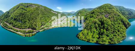 Italien, Venetien, Provinz Belluno, Gemeinde Arsiè, Rocca. Panoramablick auf den Corlo See und das Dorf Stockfoto