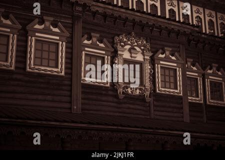 Foto einer Fassade eines Gebäudes mit gerahmten Fenstern Stockfoto