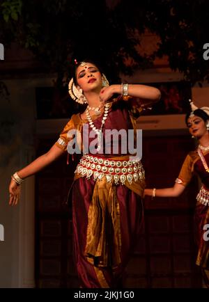 Eine Aufnahme junger Künstlerinnen, die auf der Pushkar Camel Fair den klassischen indischen Odissi-Tanz auf der Bühne vorführen Stockfoto