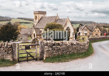 Die typisch englischen Hütten im Dorf Snowshill in den Cotswolds im Winter. Stockfoto