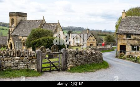 Die typisch englischen Hütten im Dorf Snowshill in den Cotswolds im Winter. Stockfoto