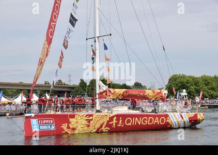 Das Covid Pandemie verzögerte das Finale des Clipper Race 19-20 in den Londoner Royal Docks am 30.. Juli 2022 mit der Siegeryacht CV30 Qingdao Stockfoto