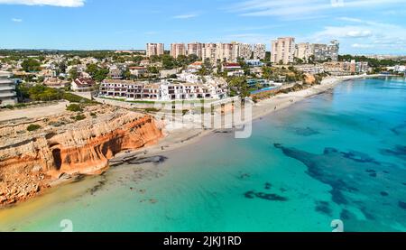 Drohne aus der Vogelperspektive Dehesa de Campoamor Stadtbild mit Sandstrand, spanisches Resort an der Costa Blanca. Reise- und Tourismuskonzept, Provinz o Stockfoto