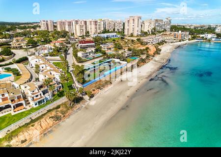 Drohne aus der Vogelperspektive Dehesa de Campoamor Stadtbild mit Sandstrand, spanisches Resort an der Costa Blanca. Reise- und Tourismuskonzept, Provinz o Stockfoto