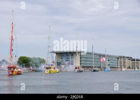 Das Covid Pandemie verzögerte das Finale des Clipper Race 19-20 in den Londoner Royal Docks am 30.. Juli 2022 mit der Siegeryacht CV30 Qingdao Stockfoto