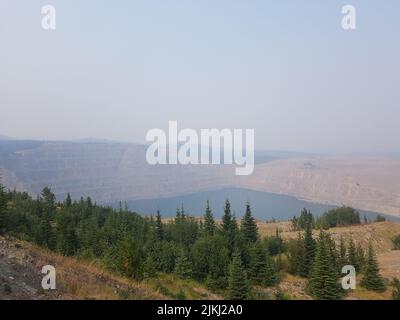 Smokey View einer Tagebaumine in BC, Kanada Stockfoto