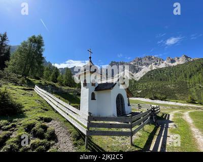 Kapelle auf der Eppzirler Alm im Eppzirler Tal, Panorama, Giessenbach, Freiungspitzen, Erlspitze, Oberbrunnalm, Wanderweg, Natur, Berge, blauer Himmel, Aktivität, Karwendelgebirge, Seefeld, Leutasch, Reith, Mösern, Scharnitz, Tiroler Hochplateau, Tirol, Österreich Stockfoto