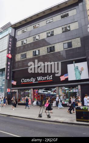 London, Großbritannien. 2.. August 2022. Candy World übernimmt den Standort des ehemaligen HMV-Flagship-Stores in der Oxford Street. Die Besorgnis wächst über die vielen sogenannten „amerikanischen Süßwarenläden“, die sich im Zentrum Londons verbreitet haben. Kredit: Vuk Valcic/Alamy Live Nachrichten Stockfoto